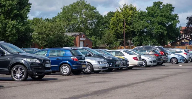 photo  71 voitures abandonnées sur le parking de l’aéroport de boston (états-unis) vont être vendues aux enchères.  &copy;  photo d’illustration : maureen mclean//sipa 