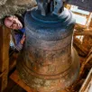 photo le maire d’avoise, antoine d’amécourt, avec la cloche de l’église lors de son retour en septembre 2025.