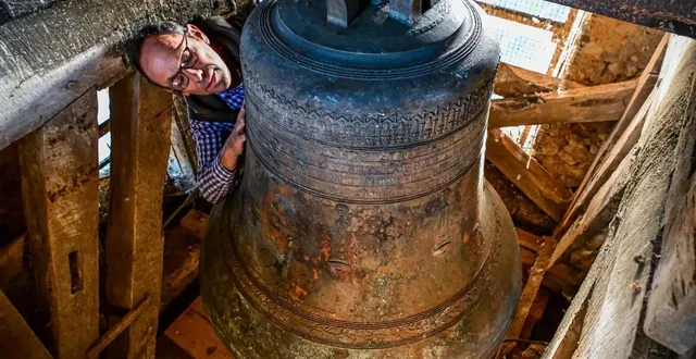 photo  le maire d’avoise, antoine d’amécourt, avec la cloche de l’église lors de son retour en septembre 2025.  &copy;  archives le maine libre - yvon loué 