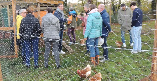 photo  le poulailler participatif a été inauguré par les élus et familles responsables ce samedi 29 novembre 2025.  &copy;  ouest-france. 