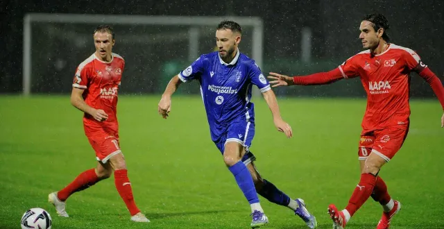 photo  niort, stade rené-gaillard, samedi soir. face aux léodgariens, ugo gagneur et les chamois niortais st-flo ont offert à leur public leur premier succès à la maison.  &copy;  co - christophe bernard 