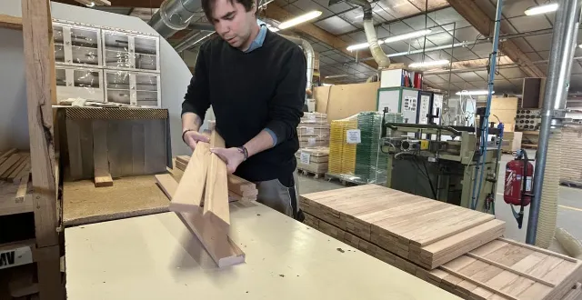 photo  louzy, mercredi 25 novembre 2025. l’activité menuiserie est l’une des sept entités de l’esat les ateliers thouarsais. elle est surtout tournée vers la production d’éléments pour wikicat et enond mobilier.  &copy;  co - fabien gouault 