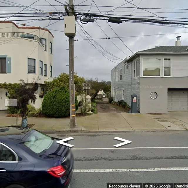 photo la ruelle se trouve entre la maison que le couple habite (à gauche) et celle qu’il pensait avoir achetée (à droite).  ©  capture d’écran / google street view