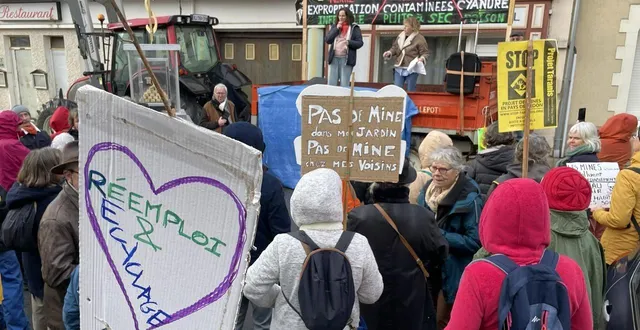 photo  « pas de mine dans mon jardin, pas de mine chez mes voisins » : à saint-mars-la-jaille, samedi, 170 manifestants ont dénoncé le projet minier bélénos.  &copy;  ouest-france 