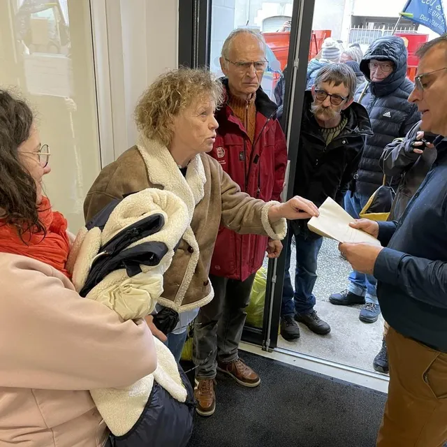 photo le collectif stop bélénos a remis une lettre de doléances au maire délégué de vritz, frédéric dubois.  ©  ouest-france