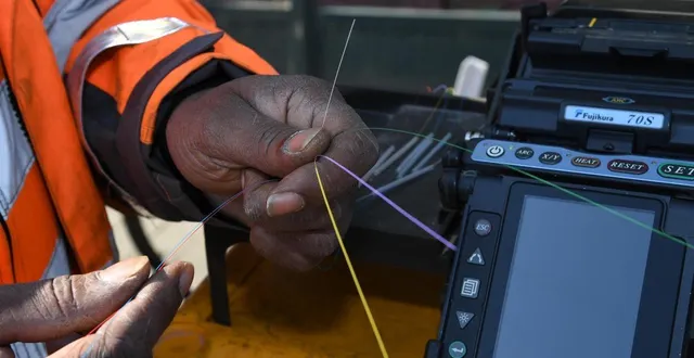 photo  l’équipe technique a muté les lignes défectueuses pour que les clients d’orange retrouvent du réseau.  &copy;  archives courrier de l’ouest - laurent combet 
