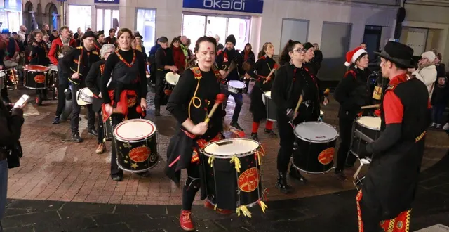 photo  la déambulation de la batucada a lancé les festivités de « décembre illuminé » à argentan.  &copy;  ouest-france 