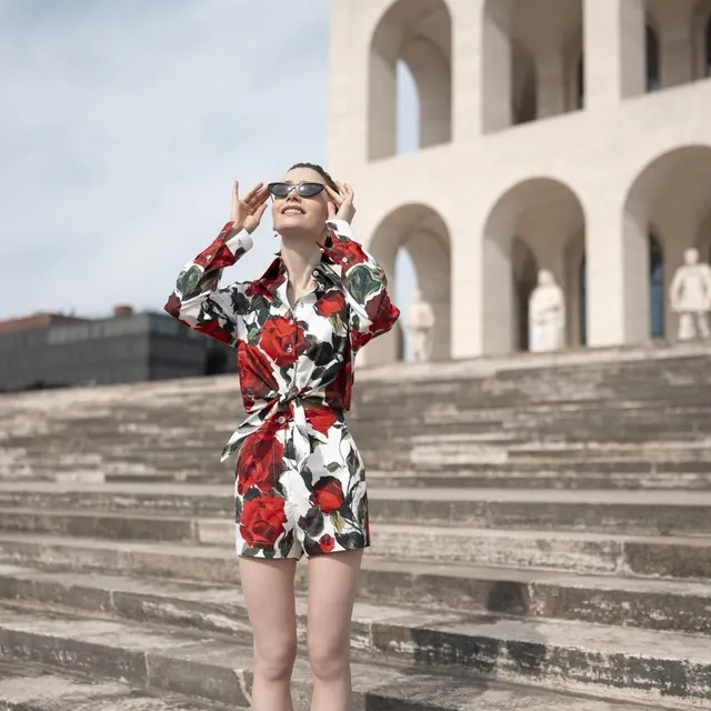 photo lily collins dans « emily in emily ».  ©  giulia parmigiani/netflix