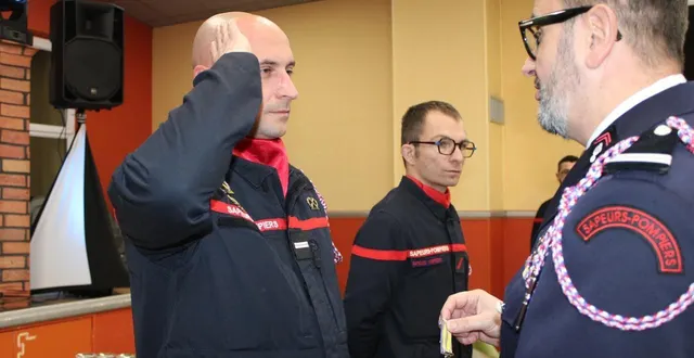 photo  remise de la médaille d’argent (20 ans de service) à kris schneider, des mains de christophe natario, chef de centre d’argentan, qui représentait le sdis.  &copy;  ouest-france 