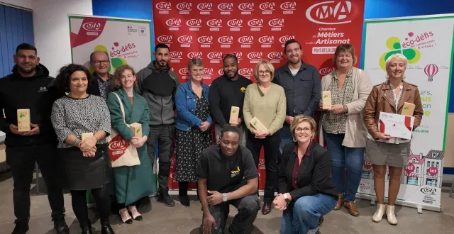 photo  les artisans lors de la remise des trophées éco-défis.  &copy;  cma sarthe 