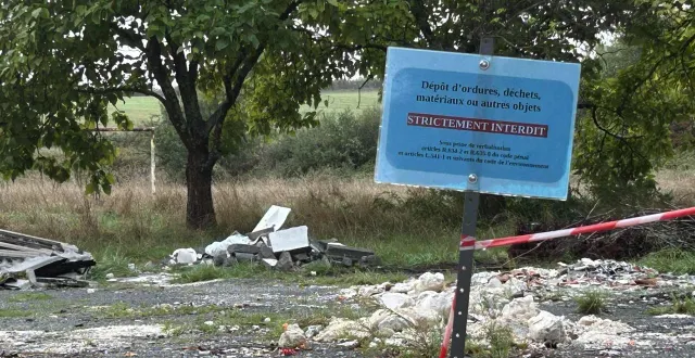 photo  trois agents de la police de l’environnement se sont récemment rendus sur cette décharge publique à ciel ouvert située aux portes de niort.  &copy;  co - jordan guerin-morin 