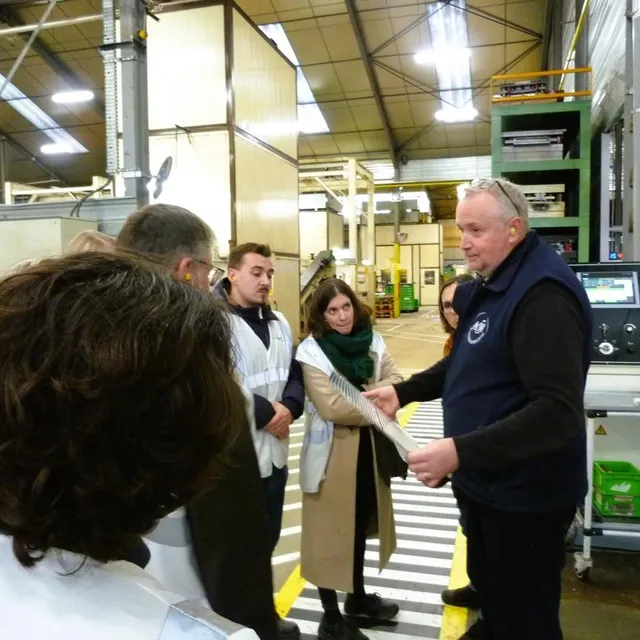 photo jérôme feillu, responsable production, présente les produits fabriqués par metaseval.  ©  ouest-france