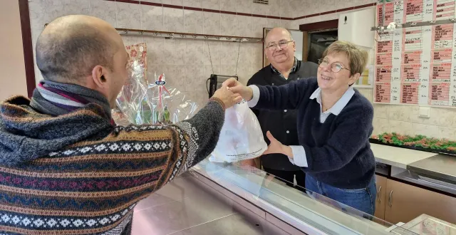 photo  un des derniers clients de la boucherie récupère sa commande devant un étal complètement vide.  &copy;  le maine libre 