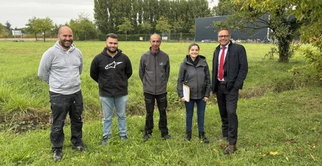 photo  les représentants de coulon tp, damien courvoisier, ludovic rousiere avec solenn herbert de chez alter et le maire frédéric mortier.  &copy;  co 