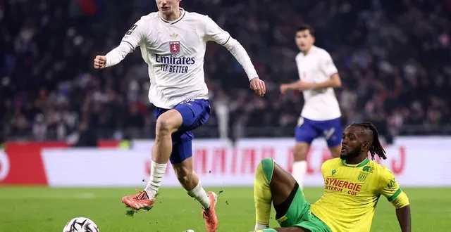 photo  morton qui laisse awaziem à terre, un des symboles de la rencontre.  &copy;  afp 