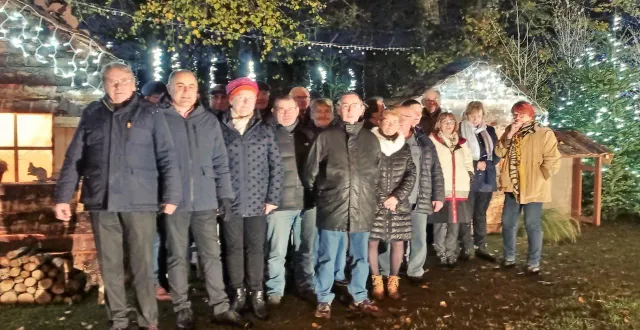 photo  vendredi, les élus et les bénévoles se sont retrouvés au carrefour de la loge-coucou pour marquer le début des illuminations des fêtes. « aujourd’hui et demain, ce sont tous les villages qui vont proposer leur féerie lumineuse pour noël », précise marcel folliot, bénévole. les illuminations vont durer jusqu’au 6 janvier.  &copy;  ouest-france 