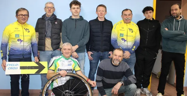 photo  quelques membres du vélo sport trunois, en présence du président, pierre pietralunga (à gauche.).  &copy;  ouest-france 