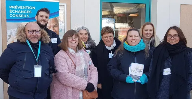 photo  les différents partenaires se sont installés devant la mairie.  &copy;  le maine libre 
