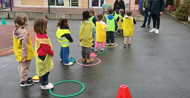 photo  joshua daumé a animé la rencontre sportive entre les élèves de maternelles.  &copy;  le maine libre 