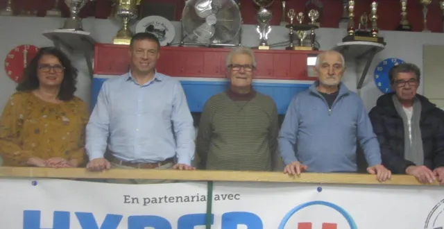 photo  laurence barreau et benoît choplain d’hyper u avec les finalistes de l’édition 2025.  &copy;  ouest-france 