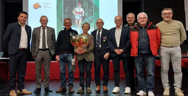 photo  gérard claire (cinquième en partant de la gauche) à côté de son épouse marie-christine, et du sénateur stéphane piednoir, arbore la médaille ministérielle de la jeunesse des sports et de l’engagement associatif échelon or.  &copy;  co. 