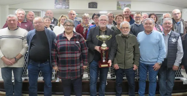 photo  les boulistes organisent, depuis cinq ans, un challenge communal où chaque sociétaire doit inviter une personne non initiée. au total, 66 équipes se sont affrontées pour offrir, à l’amicale d’andard, une finale très disputée. l’équipe de serge gaillard et robert latour, de l’union de saint-mathurin-sur-loir, e l’a difficilement emporté face à joël charozé et andrée goubard, de la gaieté de bauné sur le score de 12 à 10. photo : jean-charles prono, maire de loire-authion, entouré des finalistes et des organisateurs.  &copy;  co 