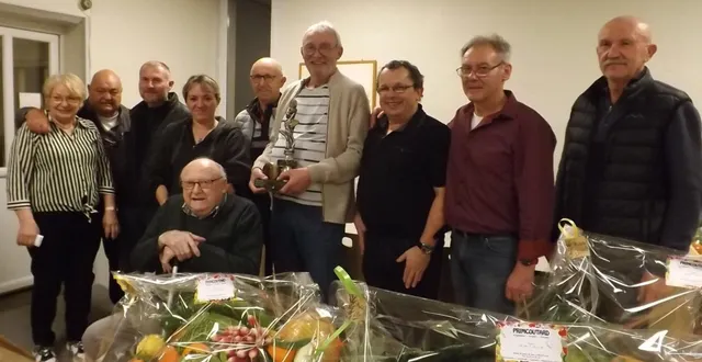 photo  la finale du challenge armand-auguste s’est disputée dimanche 9 novembre à la société l’union comète. l’équipe composée de claude cassin, jean-louis ezechiel et jean-claude grobois s’est imposée face à l’équipe composée d’eliane bucher, jessica bucher et mickaël cureau, sur le score sans appel de 12 à 3. le trio formé par christian reuillier complète le podium. c’est ensuite dans une ambiance chaleureuse que les convives ont partagé un copieux repas, grâce à l’implication du président yvan gilbert et de son équipe de bénévoles.   &copy;  document remis 