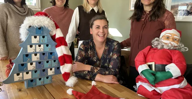 photo  cantenay-épinard, vendredi 21 novembre. sur l’heure du déjeuner, ou sur leur soirée, les parents d’élèves ne comptent pas leurs heures pour assurer le déroulement de la fête, à l’image de margaux, lucile, marine, marie-pierre et alison.  &copy;  co – fabienne supiot 