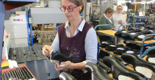 photo  la romagne, jeudi 27 novembre 2025. en 80 ans d’histoire, cléon n’a pas abandonné son savoir-faire, malgré un contexte tendu pour la chaussure française.  &copy;  co – alexandre blaise 