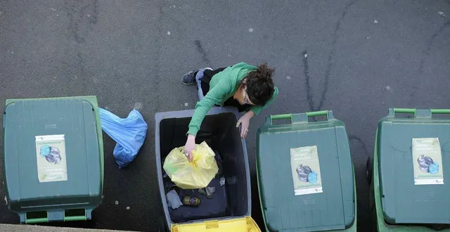 photo  à partir du 18 mai 2026, les déchets de l’ensemble de la communauté de communes du pays fléchois seront ramassés dans des conteneurs : jaune pour le tri, noir pour les ordures ménagères (photo d’illustration).  &copy;  archives ouest-france 