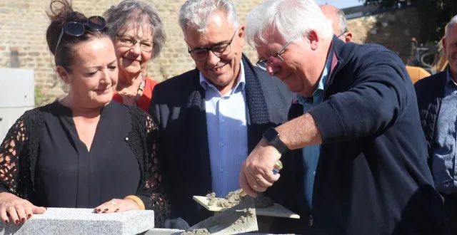 photo  catherine menuier, conseillère régionale, philippe van-hoorne, vice-président d’orne habitat et yves goasdoué, le maire de flers, posent la première pierre des six logements qui vont être reconstruits rue de la motte-ango, en septembre 2024. les logements ont ensuite été inaugurés en octobre 2025.  &copy;  ouest-france 