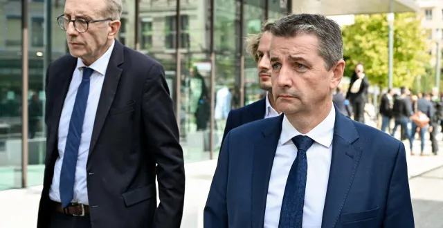 photo  le maire de saint-etienne gaël perdriau et ses avocats à la fin du procès le 30 septembre 2025.  &copy;  matthieu delaty / hans lucas via afp 