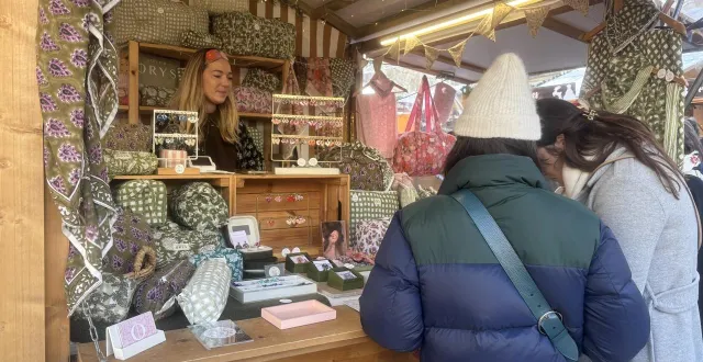 photo  selon camille jamard, de l’atelier orys, « on fait partie des derniers stands de créateurs sur la place ».  &copy;  ouest-france 
