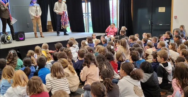 photo  annie-claude besson 1re adjointe ; marie-noëlle legentil, déléguée jeunesse ; et claude delestre, adjoint aux affaires scolaires, ont donné les résultats du scrutin. un moment très attendu par les élèves et des applaudissements nourris.  &copy;  ouest-france 