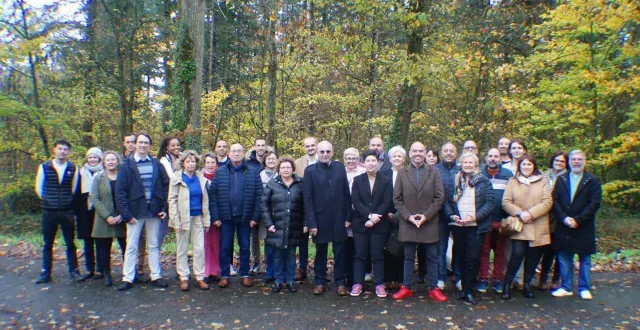 photo  le chef de file daniel raverdy (avec des lunettes de soleil au centre) entouré de ses colistiers.  &copy;  ouest-france 