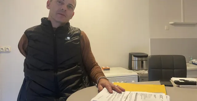 photo  chez lui à cholet (maine-et-loire), anthony bûcheron a reçu, mercredi 26 novembre, le dossier de son affaire d’accident du travail intervenu le 17 juin 2021.  &copy;  ouest-france 