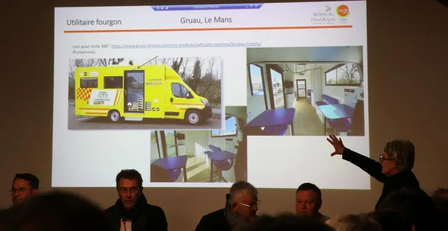 photo  marie-ange fouchereau (à droite) a présenté le projet d’acquisition d’un véhicule multiservice itinérant. celui-ci passera par l’achat d’un véhicule qui sera équipé en conséquence.  &copy;  ouest-france 