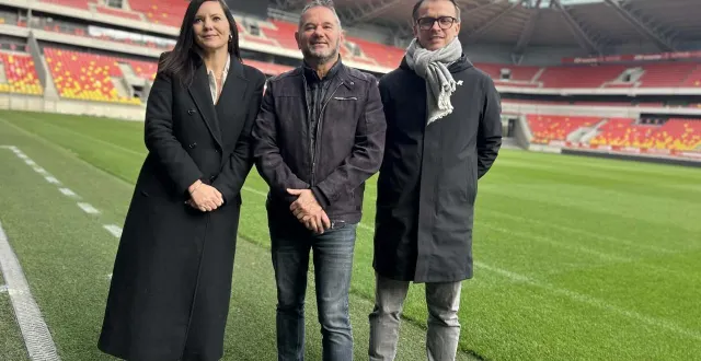 photo  émeline falempin, présidente de l’association solidaire un regard, un sourire, un toit, qui organise une nouvelle fois le noël des sans-abri au stade marie-marvingt, ici à côté de jean-luc catanzaro, à l’origine de cette opération solidaire, et yannick hoinville, directeur général du stade.  &copy;  le maine libre 