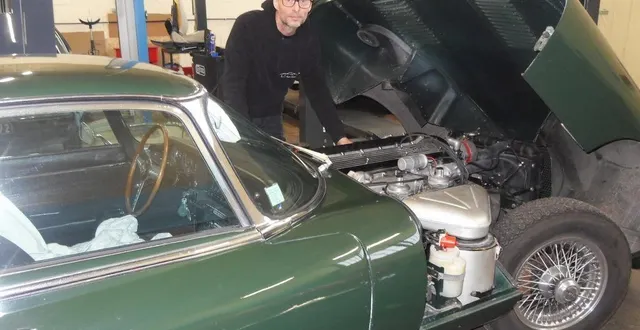 photo  sébastien lallouet bichonne les voitures anciennes.   &copy;  le maine libre 