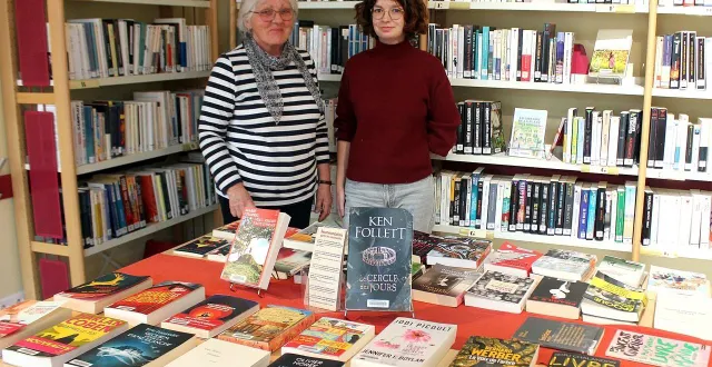 photo  lucie la responsable, à droite de la photo, et michèle, l’une des bénévoles.  &copy;  le maine libre 