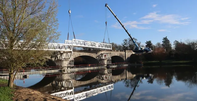 photo  dans quelques jours, il sera possible pour les piétons et les cyclistes d’emprunter les passerelles qui franchissent la sarthe et son canal adjacent à noyen-sur-sarthe.  &copy;  ouest-france 
