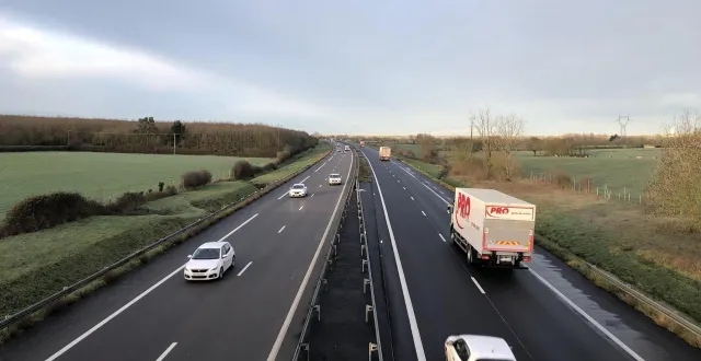 photo  une femme à moto avait percuté un tracteur dans la voie d’accès à l’autoroute, en maine-et-loire.  &copy;  illustration ouest-france 
