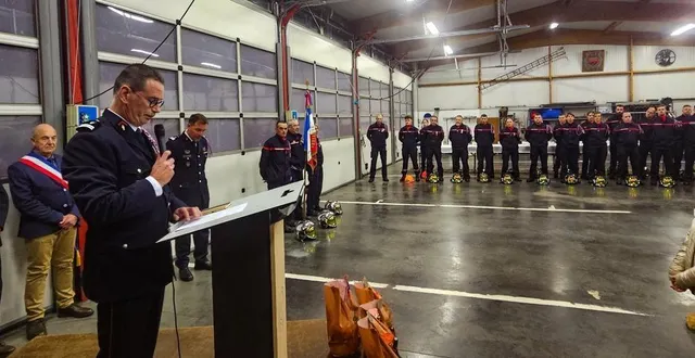 photo  éric morin, chef de centre depuis un an devant ses 28 pompiers de la caserne d’écouché les vallées  &copy;  ouest-france. 
