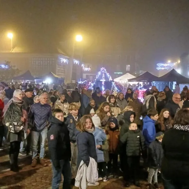 photo le coup d’envoi des illuminations sur la place mackau et des festivités de noël a donné lieu à une superbe soirée suivie par de nombreux spectateurs.  ©  ouest-france