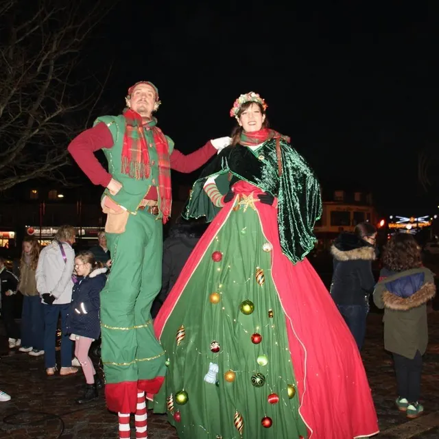 photo le duo d’artistes en lutins facétieux sur leurs échasses ont mis l’ambiance en allant à la rencontre du public.  ©  ouest-france