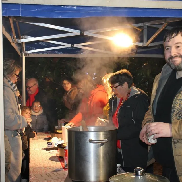 photo le stand de crêpes et de boissons chaudes de l’association o’coeur de vimoutiers n’a pas désempli.  ©  ouest-france