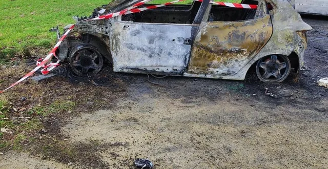 photo  l’une des trois voitures brûlées sur le parking à proximité de la maison de retraite de saint-mathurin-sur-loire.  &copy;  document remis 