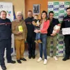 photo  yléna, avec ses parents, son grand frère, le maire et les pompiers qui sont intervenus le jour de sa naissance. 