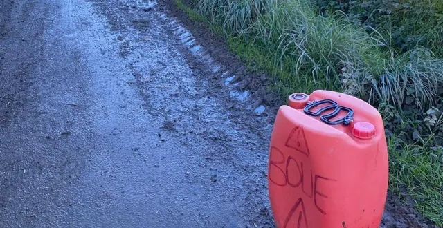 photo  le sol s’était subitement dérobé sous les roues des automobilistes. laissant apparaître un trou puis une galerie menant à une cavité.  &copy;  commune de trémel 
