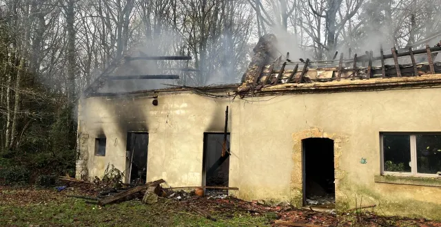 photo  avezé, dimanche 30 novembre 2025. l’incendie a coûté la vie à un homme de 71 ans. l’autopsie du corps est « prévue mardi ou mercredi ».  &copy;  le maine libre 
